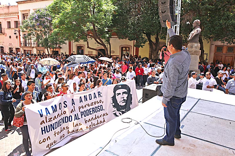 El Rector electo, Antonio Guzmán, encabezó un breve mitin en la Plazuela Miguel Auza ■ FOTO: ANDRÉS SÁNCHEZ