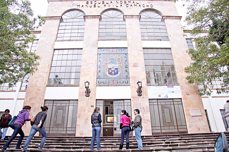 Exterior de la Benemérita Escuela Normal Manuel Ávila Camacho (Benmac), con sede en la capital zacatecana ■ FOTO: LA JORNADA ZACATECAS