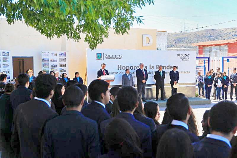 El jefe del Ejecutivo estatal, Miguel Alonso Reyes, encabezó la ceremonia de Honores a la Bandera en el CAM ■ foto: la jornada zacatecas
