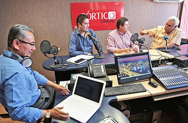 Juan Gómez, conductor de Pórtico Online moderó el debate entre Iván de Santiago (PRD), Adolfo Bonilla (PRI) y Luis Medina (Morena) ■ foto: MIGUEL ÁNGEL NÚÑEZ