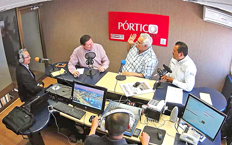Juan Gómez, conductor del programa Pórtico Online, moderó la mesa de análisis en la que participaron Adolfo Bonilla (PRI), Luis Medina (Morena) e Ignacio Fraire (PRD) ■ foto: MIGUEL áNGEL NúÑEZ