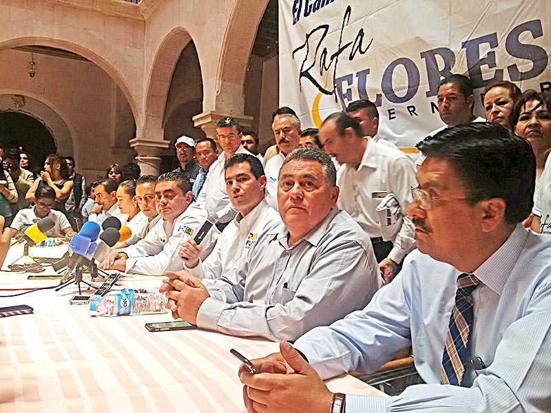 Rafael Flores habló ante los medios de comunicación acompañado por los dirigentes estatales del PRD y PAN, Arturo Ortiz Méndez y Arturo López de Lara, respectivamente ■ FOTO: ALMA TAPIA