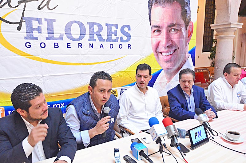Flores Mendoza ofreció una conferencia de prensa acompañado de la dirigencia estatal del PAN y del ex diputado federal, José Isabel Trejo ■ foto: ernesto moreno