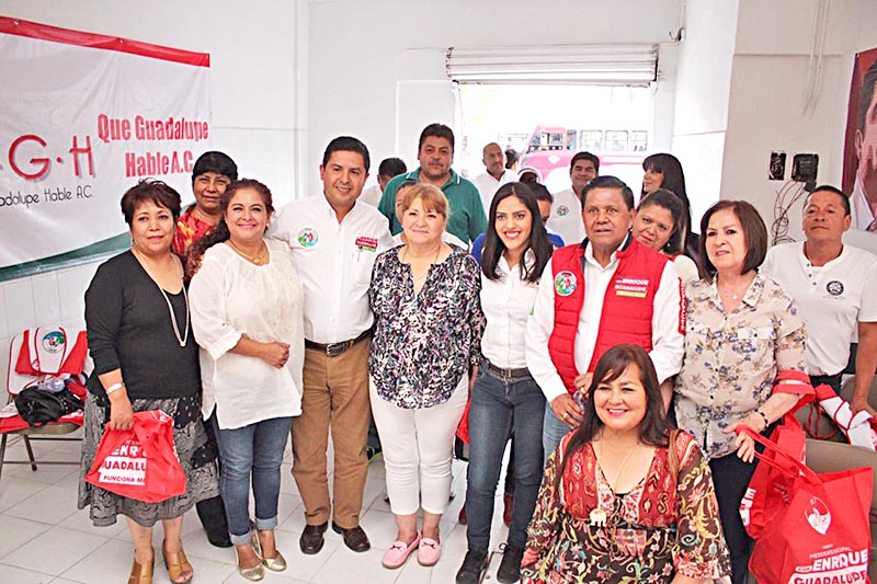 El candidato a la alcaldía de Guadalupe por la alianza Zacatecas Primero dialogó con vendedores de la zona centro ■ foto: la jornada zacatecas
