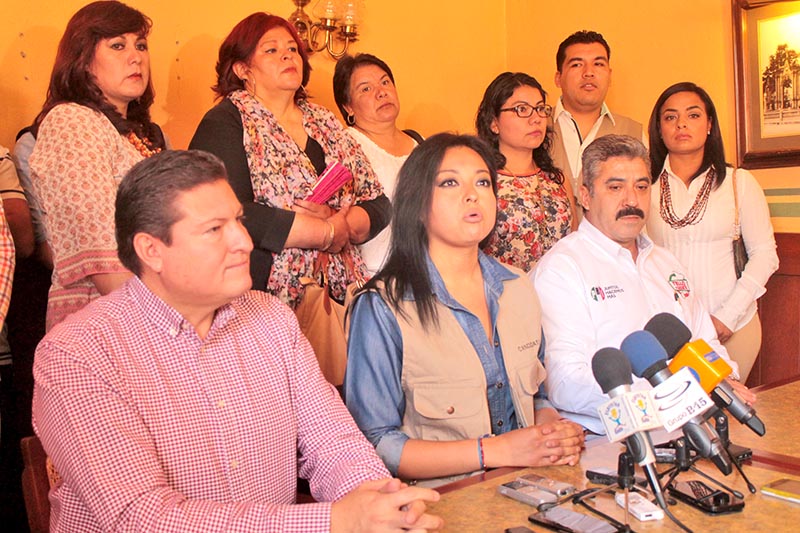 La abanderada de Movimiento Ciudadano al ayuntamiento de Guadalupe, junto a Adolfo Bonilla y Francisco Escobedo ■ foto: rafael de santiago