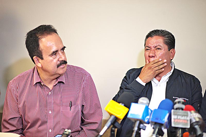 Antonio Mejía, junto a David Monreal, ante los medios informativos locales ■ foto: ernesto moreno