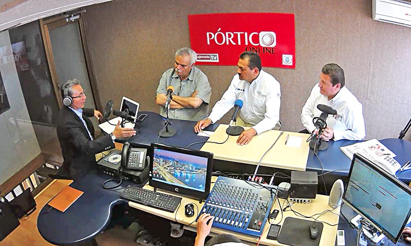 Luis Medina Lizalde (Morena), Ignacio Fraire (PAN-PRD) y Adolfo Bonilla (PRI) en la mesa de análisis y debate ■ fotos: MIGUEL áNGEL NúÑEZ