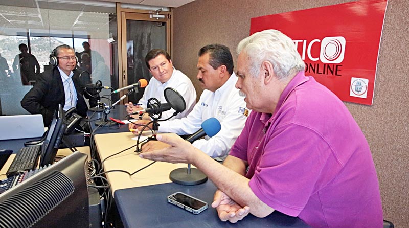 Adolfo Bonilla, Ignacio Fraire y Luis Medina debatieron en el programa de radio Pórtico Online, conducido por Juan Gómez y cuyo encuentro se hace en coordinación con La Jornada Zacatecas ■ FOTO: MIGUEL ÁNGEL NÚÑEZ