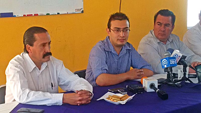 Antonio Bañuelos Billion, en uso de la voz, recibió el respaldo de Rogelio Soto Acuña, candidato independiente a la gubernatura ■ foto: rafael de santiago