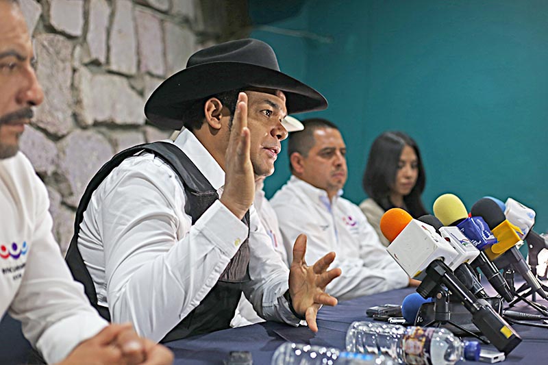 El cantante Marco Antonio Flores, candidato a la gubernatura por el Partido Encuentro Social ■ foto: andrés sánchez