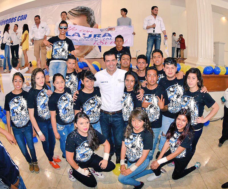 Rafael Flores, candidato a la gubernatura por la alianza PRD-PAN durante su reunión con jóvenes del estado ■ foto: la jornada zacatecas