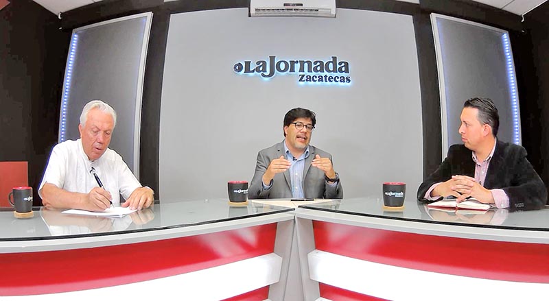 Raymundo Cárdenas Hernández, Marco Torres y Raymundo Cárdenas Vargas, durante su participación en Synergia, de La Jornada Zacatecas TV ■ fotos: MIGUEL áNGEL NúÑEZ