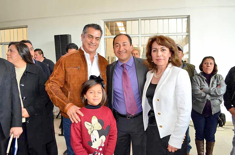 Aparece el abogado junto a Jaime Rodríguez, gobernador de Nuevo León, y alma Rosa Ollervides, candidata independiente a la gubernatura de Zacatecas ■ FOTO: FACEBOOK
