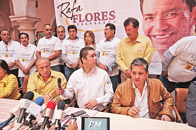 En uso de la voz, Iván de Santiago Beltrán; Jorge Hiriartt (izquierda) y el senador Luis Humberto Fernández (derecha) ■ foto: ernesto moreno