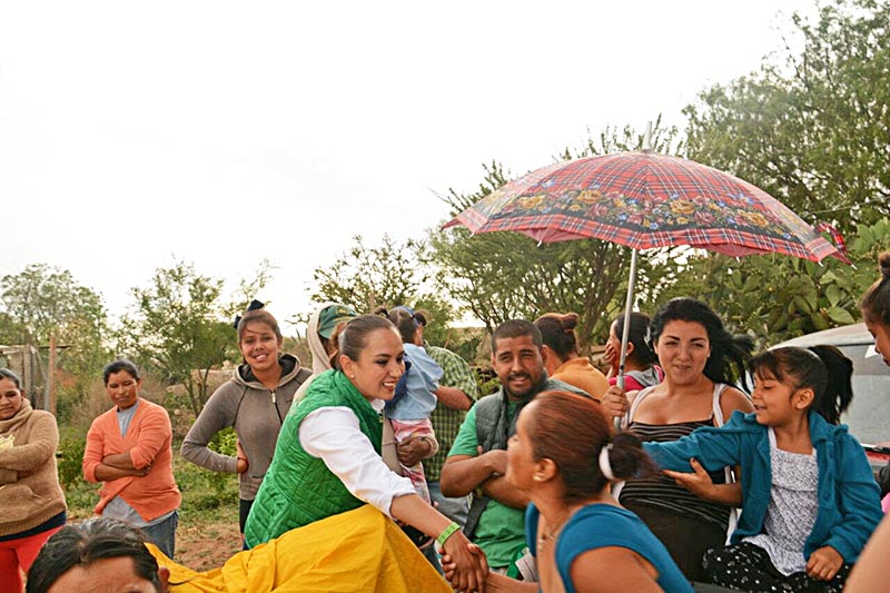 La aspirante a diputada visitó las comunidades Saucito del Poleo, Valdecañas y Beleña, en Fresnillo ■ FOTO: LA JORNADA ZACATECAS