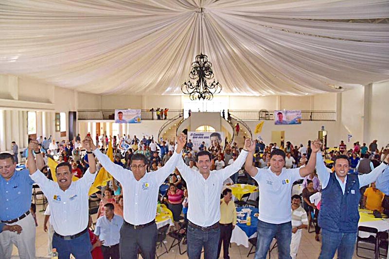 Abanderado de la coalición PAN-PRD estableció compromisos con el gremio de albañiles en Río Grande ■ foto: la jornada zacatecas