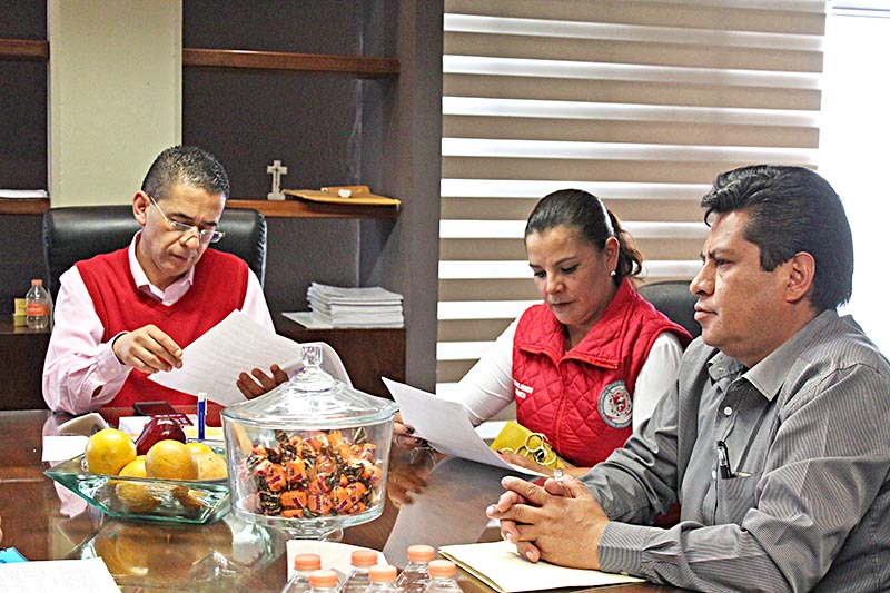 El alcalde Alfredo Salazar firmó acuerdos con el Sutsemop ■ FOTO: LA JORNADA ZACATECAS