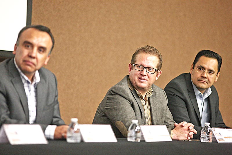 Ignacio Sotelo, presidente de la Asociación Mexicana de Ciberseguridad (primero de derecha a izquierda) ■ foto: ernesto moreno