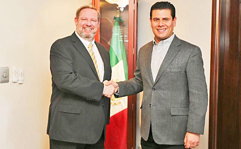 El cónsul de Estados Unidos en Monterrey, Timothy Zúñiga-Brown y el gobernador del estado, Miguel Alonso Reyes ■ foto: la jornada zacatecas