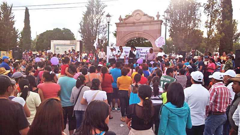 El candidato a la gubernatura por el Partido Encuentro Social (PES), Marco Flores, visitó el municipio de Cañitas de Felipe Pescador, donde ante decenas de simpatizantes expresó que proviene de una familia humilde, y en caso de obtener la gubernatura prometió que para la gente de esta región habrá servicios de salud de calidad y disponibles las 24 horas. Señaló que son necesarios los empleos bien pagados y la seguridad es primordial ■ foto: la jornada zacatecas