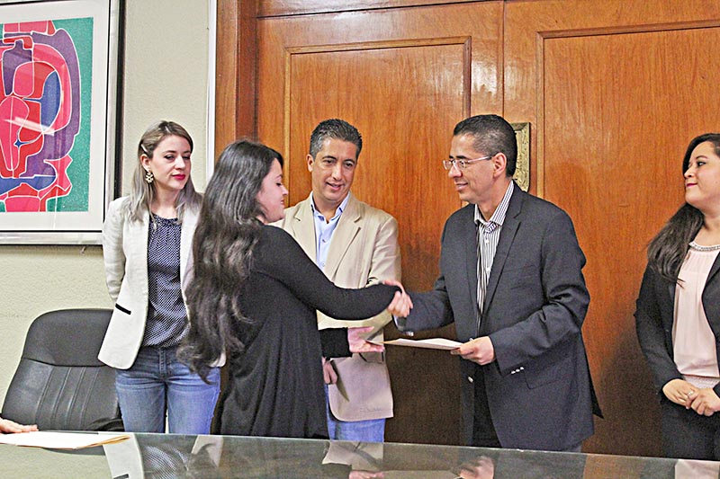 El alcalde de la capital hizo entrega de los reconocimientos y estímulos económicos ■ foto: la jornada zacatecas