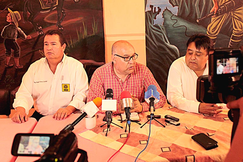 El ex militante del Sol Azteca (centro) dijo que se planea un ataque cibernético al sistema del INE para aumentar votos falsos en favor del PRI ■ foto: rafael de santiago