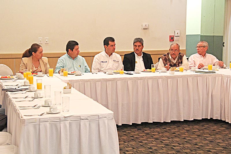Flores Mendoza se reunió con integrantes de la Asociación Mexicana de Profesionistas Inmobiliarios (AMPI) ■ FOTO: LA JORNADA ZACATECAS