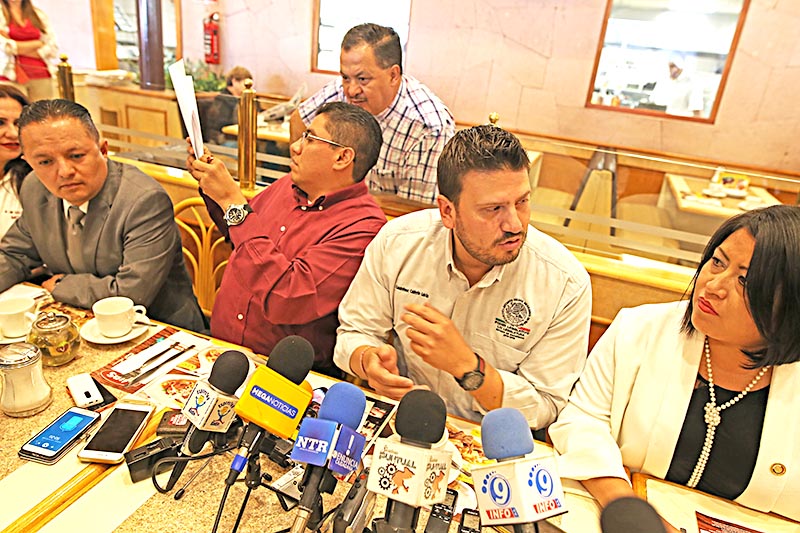 Conferencia de prensa ofrecida por Cuauhtémoc Calderón y personajes de Morena ■ foto: andrés sánchez