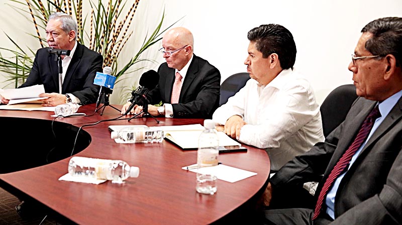 De izquierda a derecha, Guillermo Huizar (secretario de Finanzas), Ernesto Acosta (secretario de la Función Pública), Fernando Soto (secretario de Administración) ■ FOTO: MIGUEL ÁNGEL NÚÑEZ