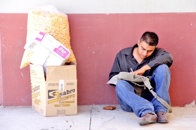 Zacatecas obtuvo malos resultados en cuatro indicadores laborales. Organización precisa que no hay plazas formales suficientes. En la imagen, un joven en busca de trabajo llena una solicitud en las denominadas ferias del empleo ■ foto: andrés sánchez