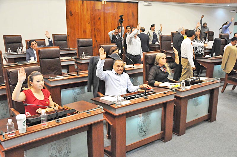 Aspectos de la sesión de la 61 Legislatura celebrada este miércoles ■ FOTO: LA JORNADA ZACATECAS