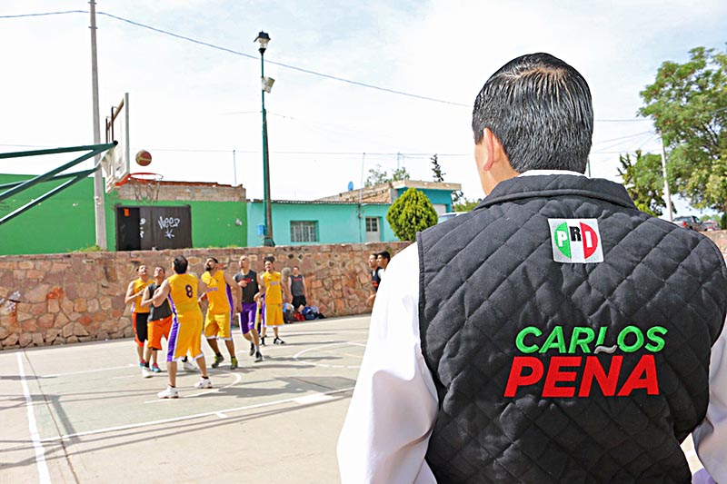 El aspirante a diputado por el Distrito 2 se reunió con un grupo de basquetbolistas en Calera ■ foto: la jornada zacatecas