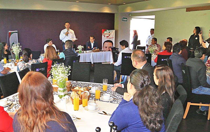 El abanderado de la coalición Zacatecas primero, en reunión de trabajo con integrantes de la Cámara Nacional de la Industria de Restaurantes y Alimentos Condimentados ■ foto: la jornada zacatecas
