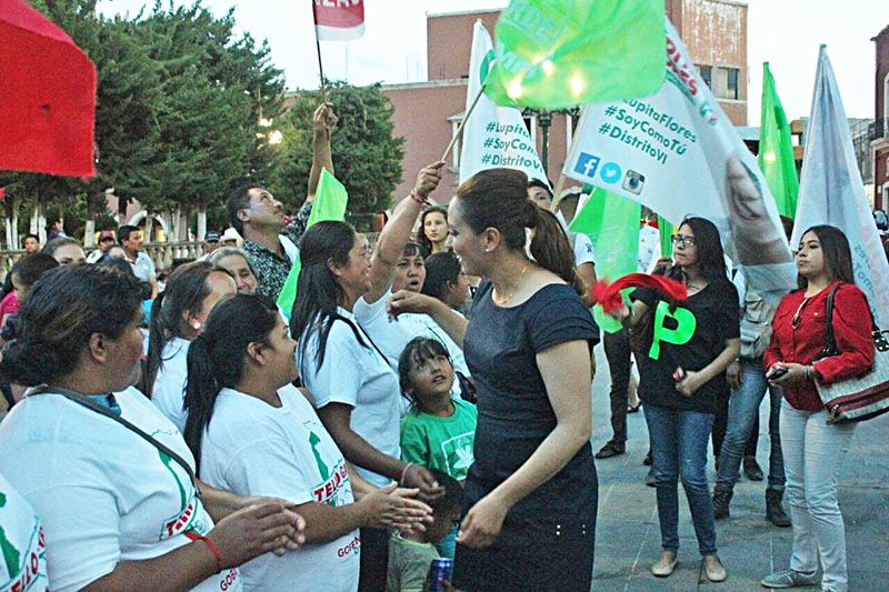 Aspirante de la coalición Zacatecas por el Distrito VI se reunió con militantes que se reunieron en el exterior del Instituto Tecnológico Superior de Fresnillo tras debate ■ FOTO: LA JORNADA ZACATECAS