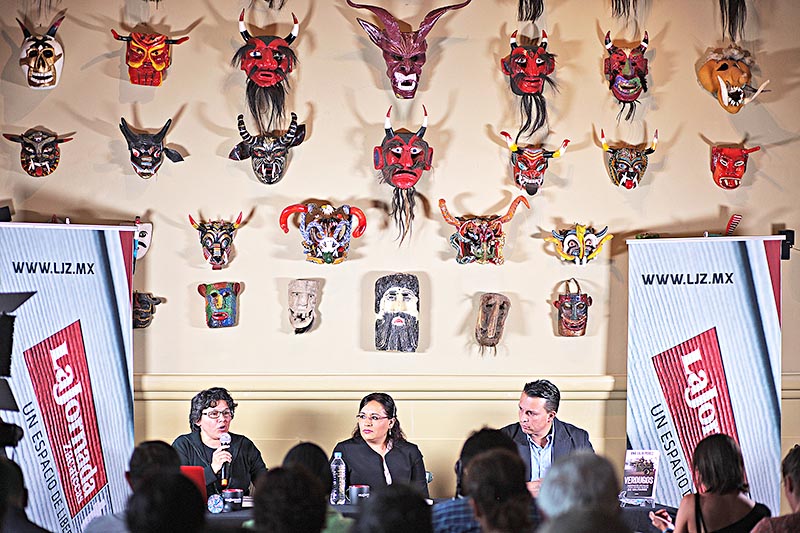 La periodista Ana Lilia Pérez presentó su libro en la capital zacatecana ■ fotos: ernesto moreno