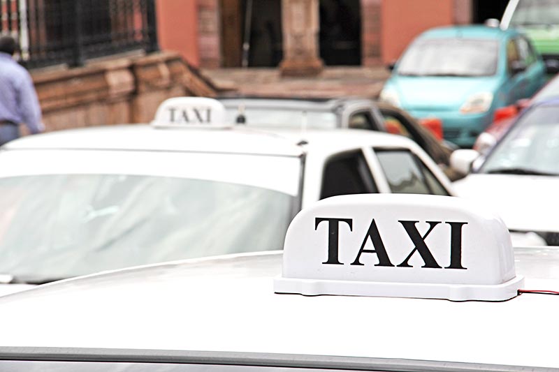 Las autoridades de seguridad han insistido con los taxistas que es una obligación de los propietarios de las concesiones vigilar quiénes son las personas que operarán las unidades, advierte la procuradora ■ FOTO: LA JORNADA ZACATECAS