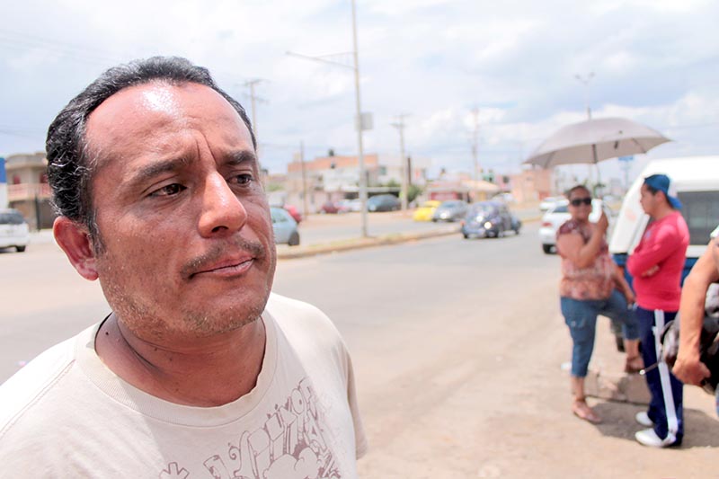 Javier Mendez, uno de los vecinos afectados, señaló que la movilización fue necesaria ante la indiferencia de la Jiapaz ■ foto: rafael de santiago