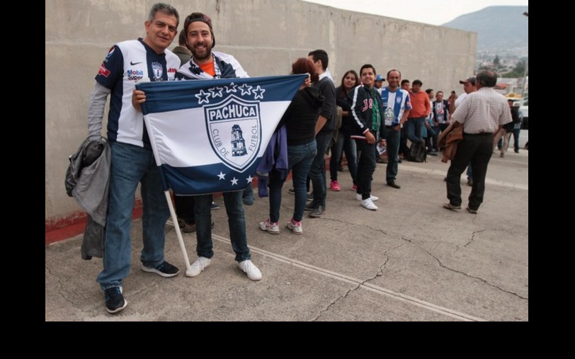 Aficionados del Pachuca antes de ingresar al recinto. Foto Notimex