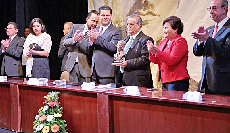 En la 13va emisión del premio se otorgó la presea, máximo reconocimiento de Zacatecas a sus músicos, al docente e investigador Esaúl Arteaga Domínguez ■ FOTOS: MIGUEL ÁNGEL NÚÑEZ