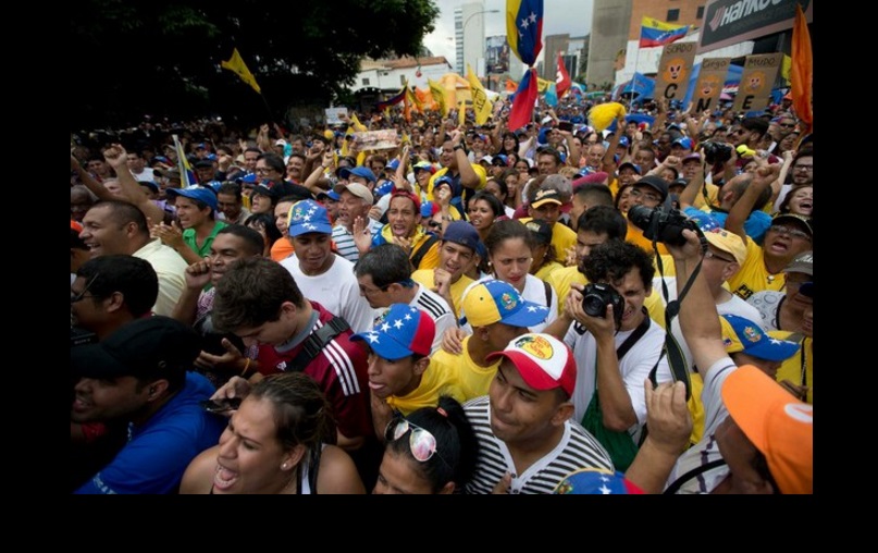 Partidarios y detractores del gobierno venezolano de Nicolás Maduro salieron a las calles y nutriron marchas en Caracas. Foto Ap
