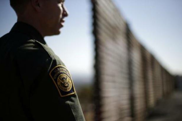 Denuncian a agentes de EU por trato a residentes en la frontera