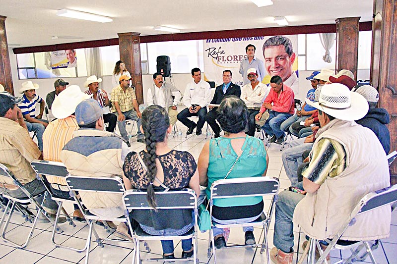 Flores Mendoza se reunió con agroproductores ■ FOTO: LA JORNADA ZACATECAS