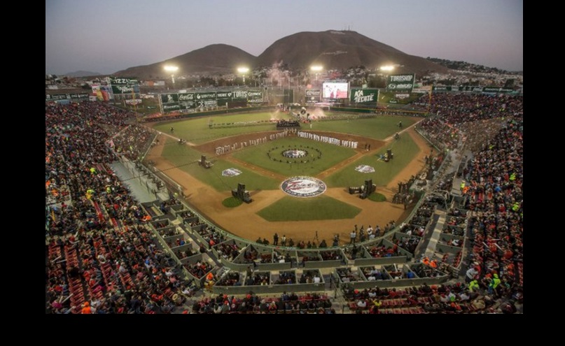 Toros de Tijuana y Broncos de Reynosa en el juego inaugural de la Liga Mexicana de Beisbol. Foto Cuartoscuro