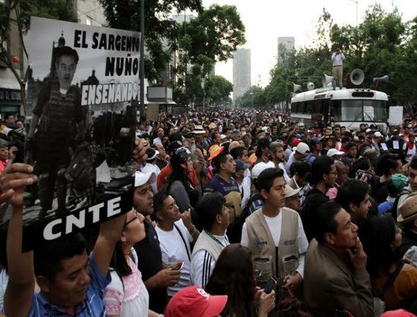 Marcha de la CNTE, este viernes. Foto Jair Cabrera
