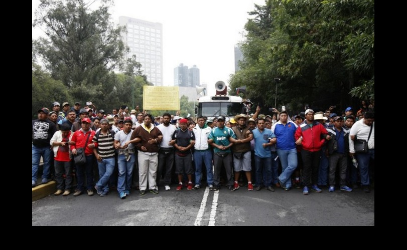 Los profesores de la CNTE realizaron una cadena humana durante la protesta de esta tarde. Foto Jair Cabrera