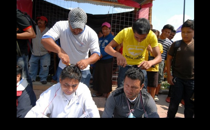 Seis docentes fueron trasquilados por no participan en el paro de la CNTE. Foto Cuartoscuro