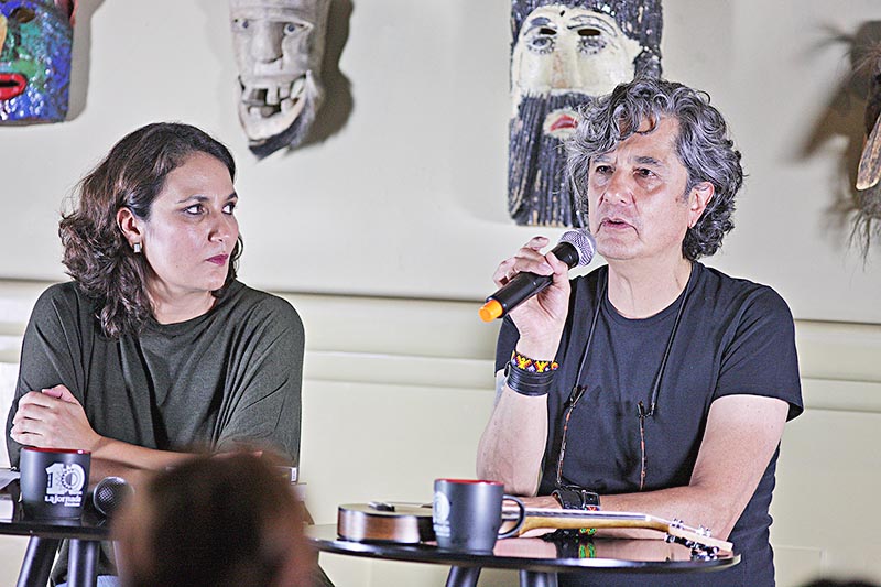 Armando Vega Gil compartió en una charla, parte de su trayectoria como escritor, además de que platicó algunas de sus experiencias con el grupo Botellita de Jerez ■ FOTOS: ERNESTO MORENO