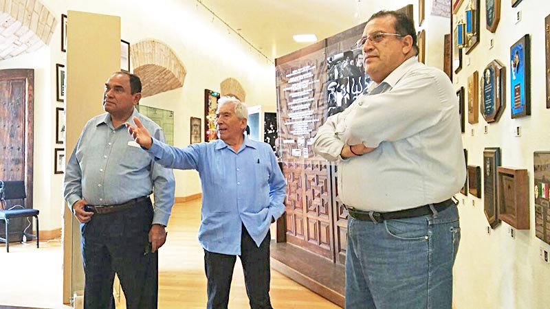 En su visita a la Ciudadela del Arte, Ruiz visitó la Sala Despacho Antonio Aguilar, asimismo fue objeto del obsequio de 2 cuadros, uno autoría del promotor de la cultura Víctor Colunga, y del subdirector de este lugar Manuel Meza Montalvo ■ foto: la jornada zacatecas