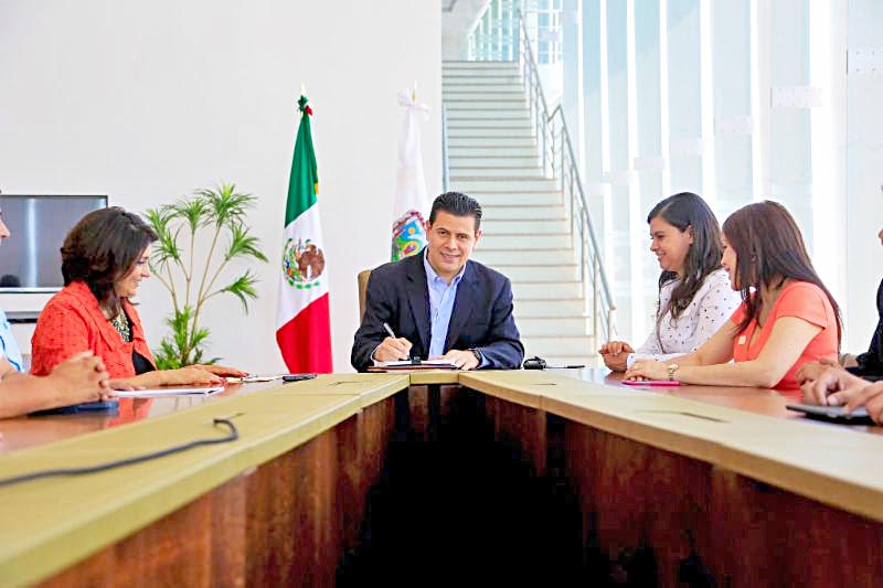 Atestiguan la firma integrantes de la sociedad civil, pertenecientes a grupos defensores de los derechos de la mujer ■ FOTO: LA JORNADA ZACATECAS