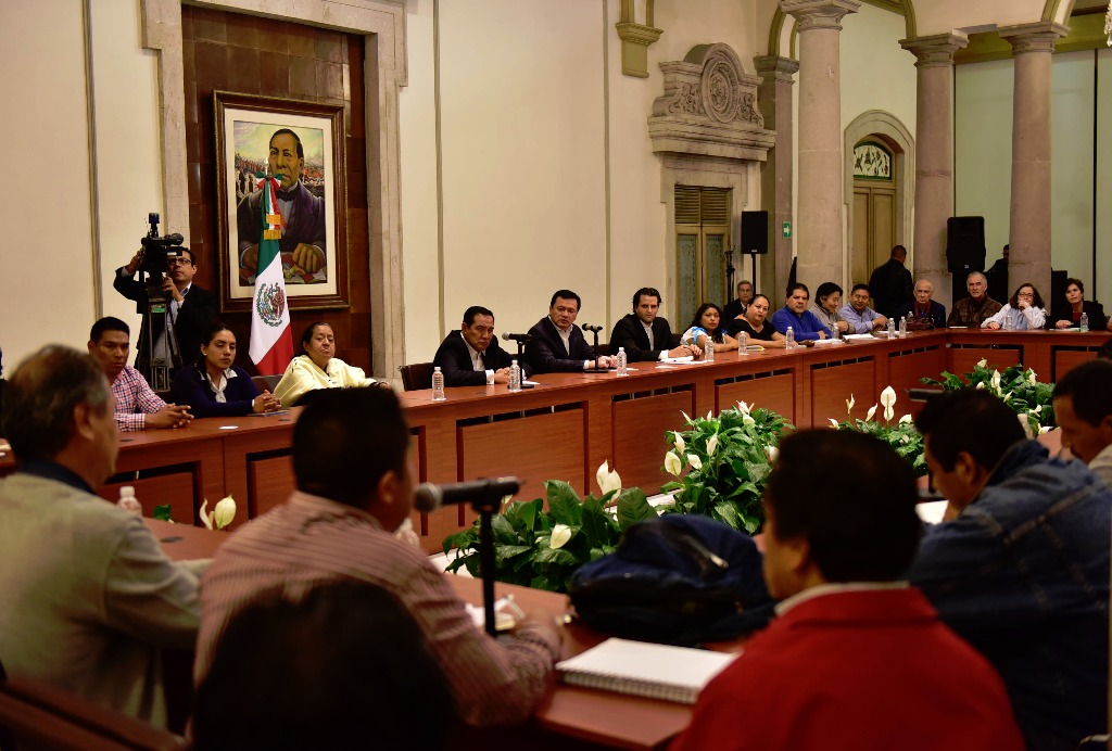 Diálogo entre el secretario de Gobernación, Miguel Ángel Osorio Chong, y miembros de la CNTE. Foto difundida por la Secretaría de Gobernación